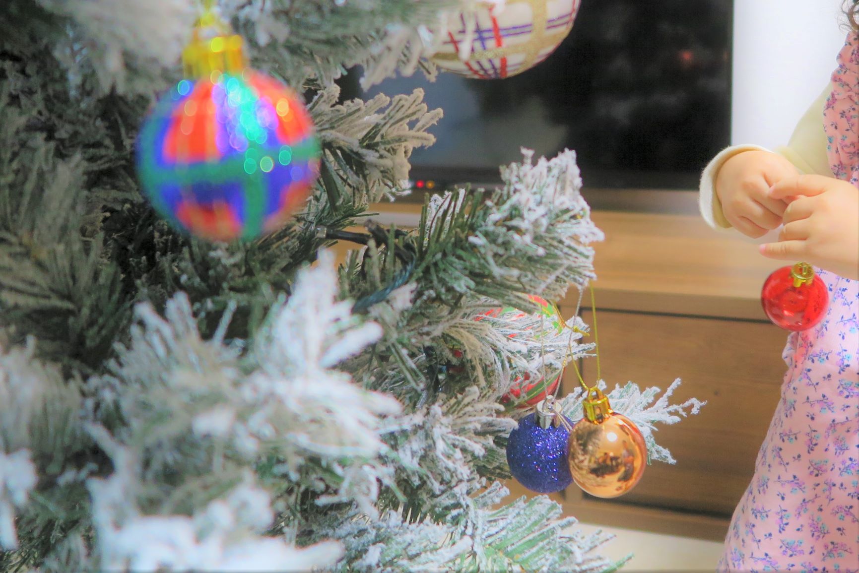 Decorate the Christmas tree with ornaments