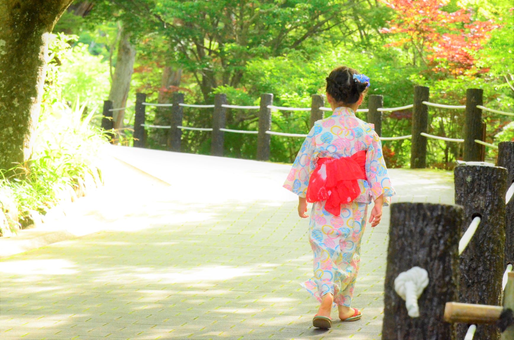 HATTASAN walking in a yukata