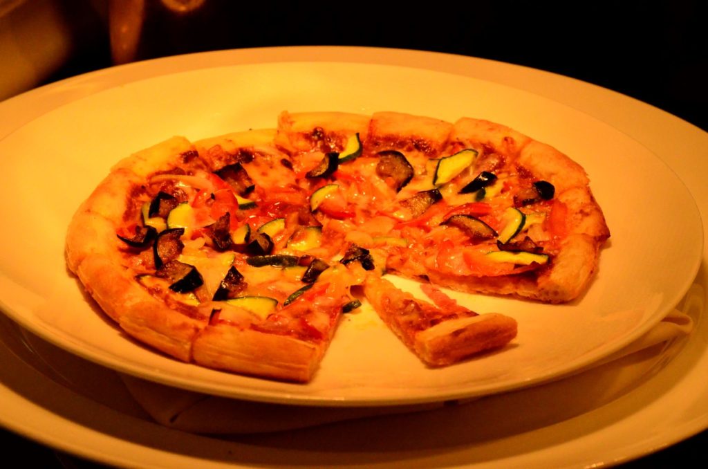夏野菜とサラミのピザ